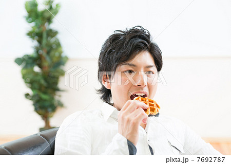 ワッフルを食べる男性 ワッフルを食べる男性 7692787