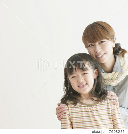 微笑む親子 7693225
