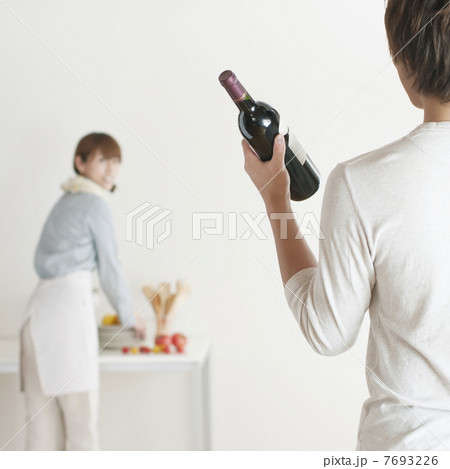 キッチンで食事の準備をするカップル 7693226