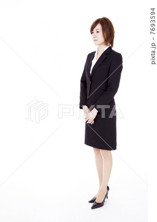 立っている若いビジネスウーマン 7693594