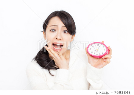 目覚まし時計を持った女性 7693843