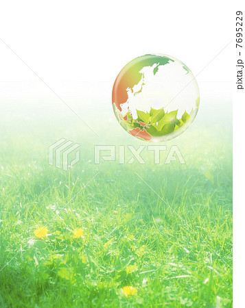 地球エコイメージ　草原に浮かぶ新緑を映す地球 7695229