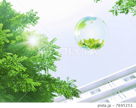 地球エコイメージ 高層住宅と新緑を映す地球 地球エコイメージ 高層住宅と新緑を映す地球 7695253