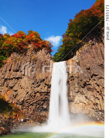 紅葉の苗名滝 7695373
