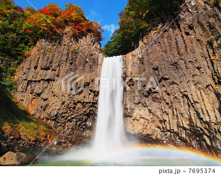 紅葉の苗名滝 7695374