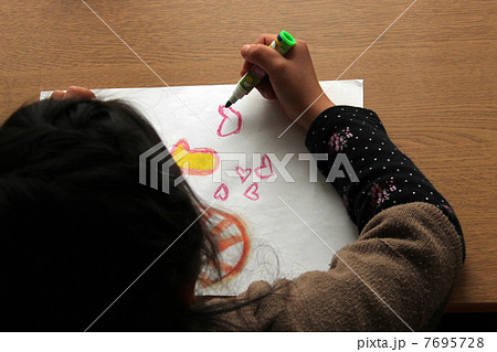 絵を描く女の子 絵を描く女の子 7695728