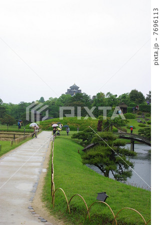 雨の日の後楽園の彼方に聳える岡山城 雨の日の後楽園の彼方に聳える岡山城 7696113