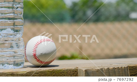 野球ボールとペットボトル 7697292