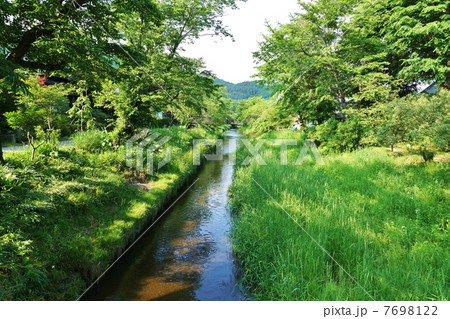 懐かしい風景・風の吹き抜ける涼やかな清流・川真っ直ぐ横位置 7698122
