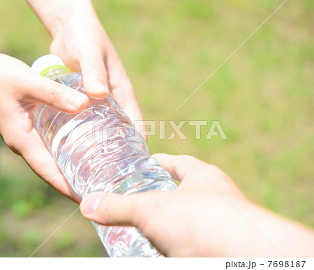 ペットボトルの水を渡す 7698187