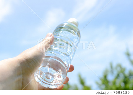 ペットボトルの水 7698189