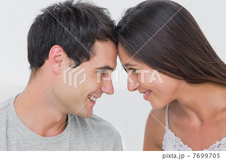 Couple facing each other 7699705