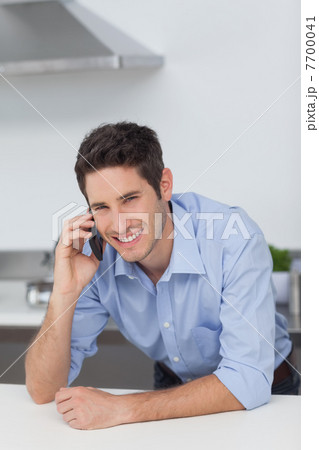 Man phoning in the kitchen 7700041