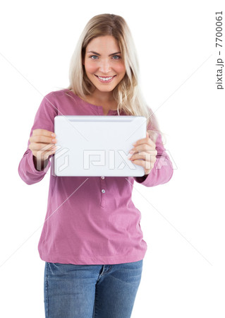 Smiling blonde woman holding tablet pc 7700061