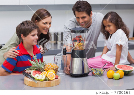 Smiling family using a blender 7700162