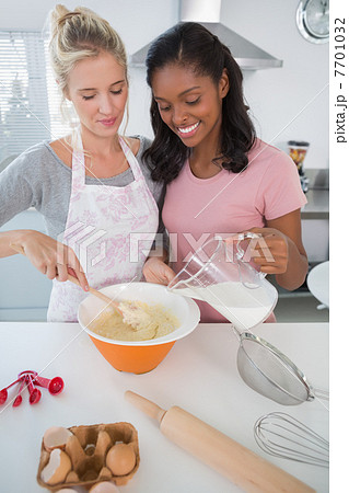 Pretty friends making pastry together 7701032