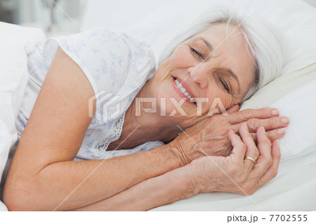Woman sleeping in bed 7702555