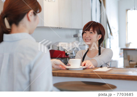 カフェの店員 7703685