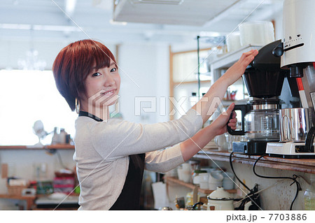 カフェの店員 7703886