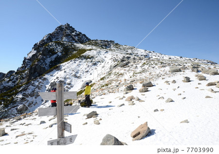 晩秋の宝剣山と登る登山者 7703990