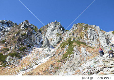 晩秋の宝剣山と登る登山者 7703991