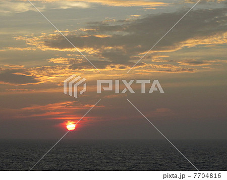 太平洋上からの日の出 7704816
