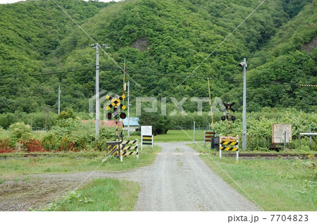 畑と踏み切り 7704823