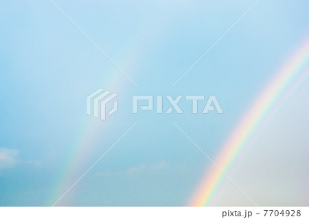 2重の虹と青空 7704928
