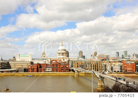 ロンドンの観光スポット　ミレニアムブリッジとセントポール大聖堂 7705415