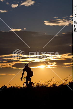 夕日とロードレーサー 7706072