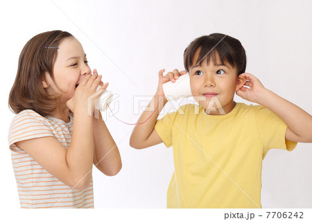 糸電話で遊ぶ二人の女の子の写真素材
