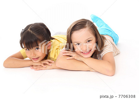 寝そべる２人の女の子の写真素材