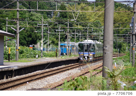 新旧電車のすれ違い 新旧電車のすれ違い 7706706