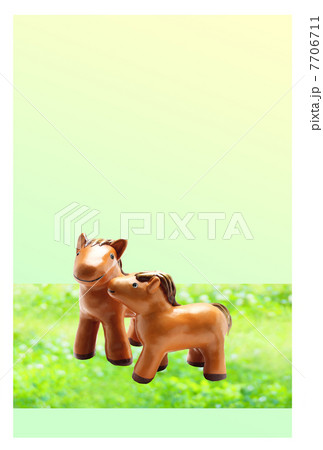 草原の馬（午年）の親子の正月｜年賀状素材 縦 7706711