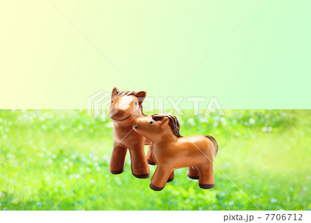 草原の馬(午年)の親子の正月|年賀状素材 横 草原の馬(午年)の親子の正月|年賀状素材 横 7706712