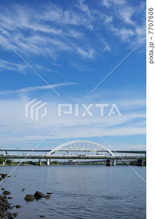 荒川に架かる五色桜大橋と青空 7707606