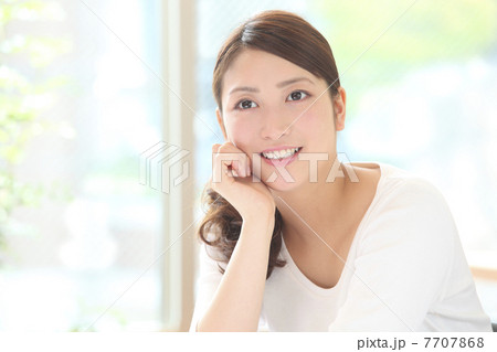 笑顔の若い女性 7707868