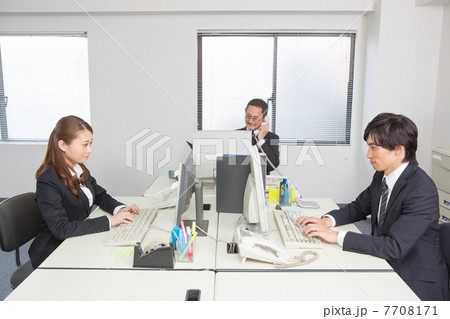 仕事中の社内 仕事中の社内 7708171