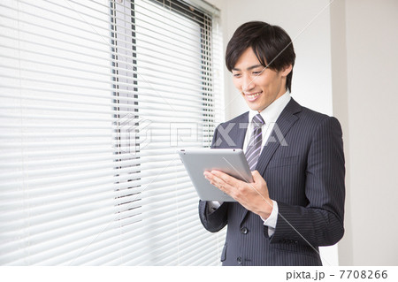 タブレットを使用するサラリーマン 7708266