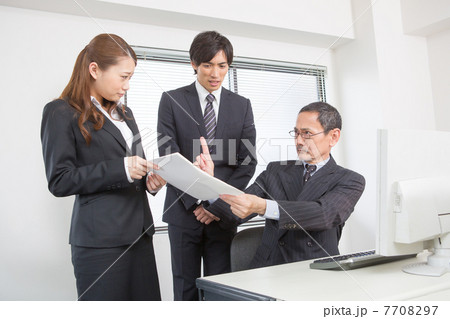 上司に注意を受ける二人 7708297