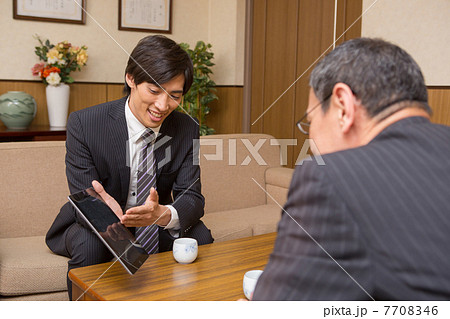社長に商談をするサラリーマン 7708346