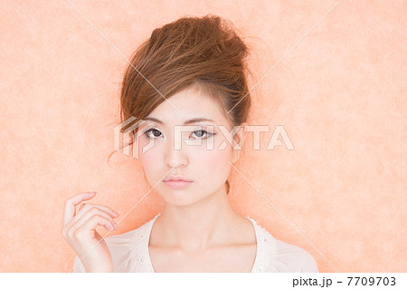 若い女性（夏） 7709703