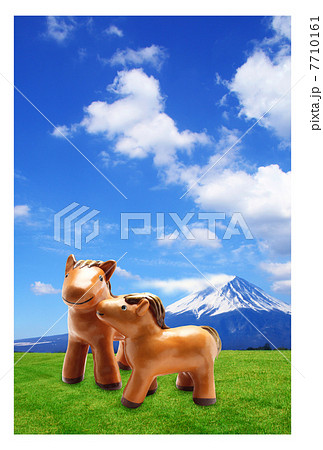 馬年 年賀状｜仔馬の親子 富士山と草原 2014年 フチあり背景 縦 7710161