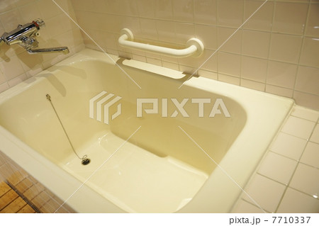 安心の暮らし・バスルームの補助手摺り・斜俯瞰横位置 7710337