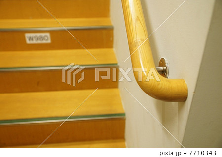 安心の暮らし・階段の木製補助手摺り・横位置 7710343