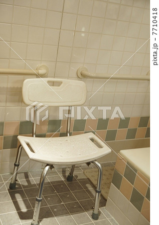 安心の暮らし・バスルームの補助椅子と補助手摺り・縦位置 安心の暮らし・バスルームの補助椅子と補助手摺り・縦位置 7710418