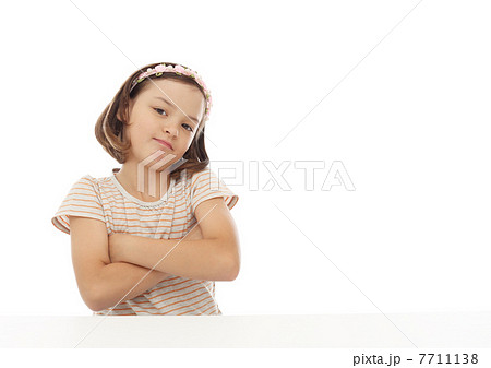 腕組する女の子 腕組する女の子 7711138