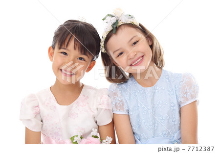 お誕生日でドレスアップした２人の女の子 7712387