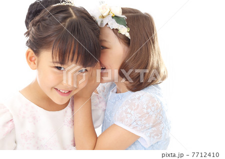 お誕生日でドレスアップした2人の女の子 お誕生日でドレスアップした2人の女の子 7712410