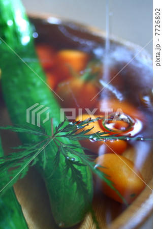 流水で冷やす野菜 7726802